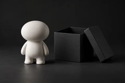 추상적인 조형물과 열린 상자로 아트토이를 표현한 흑백 콘셉트 이미지